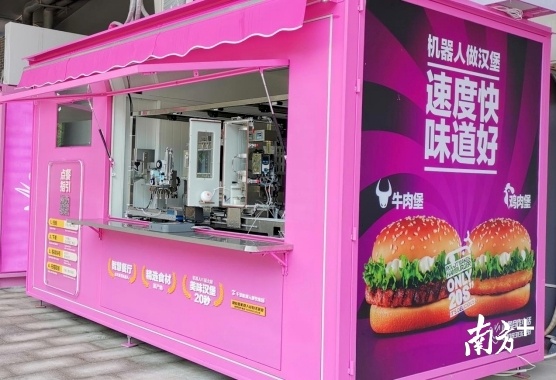 汉堡机器人可制作牛肉堡、鸡肉堡两种主流汉堡口味。