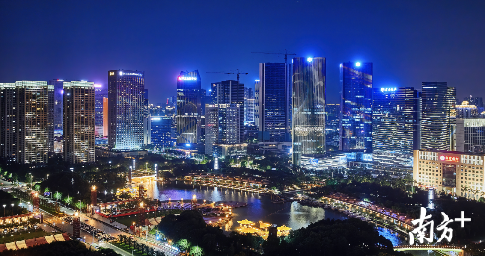 9月28日晚，广东金融高新区景观提升照明工程首期将正式亮灯。图为调试现场。谢肖兰 摄