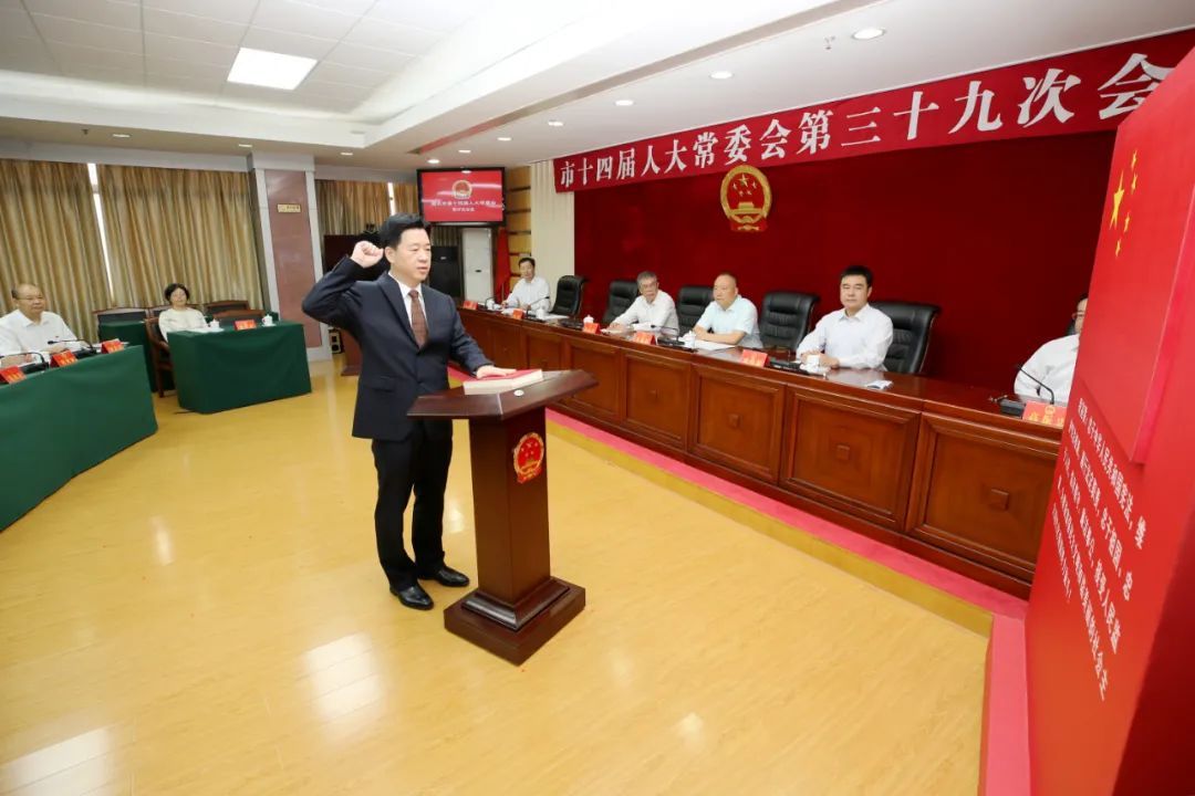 陈少荣面向国旗进行了庄严宣誓。与会的市人大常委会组成人员监誓。 陈少荣面向国旗进行了庄严宣誓。与会的市人大常委会组成人员监誓。