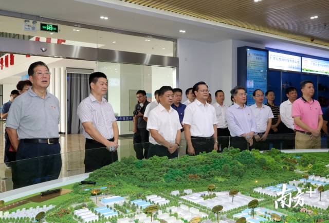 丰顺县委书记曾永祥,大埔县委书记朱汉东,及相关县领导陪同考察.