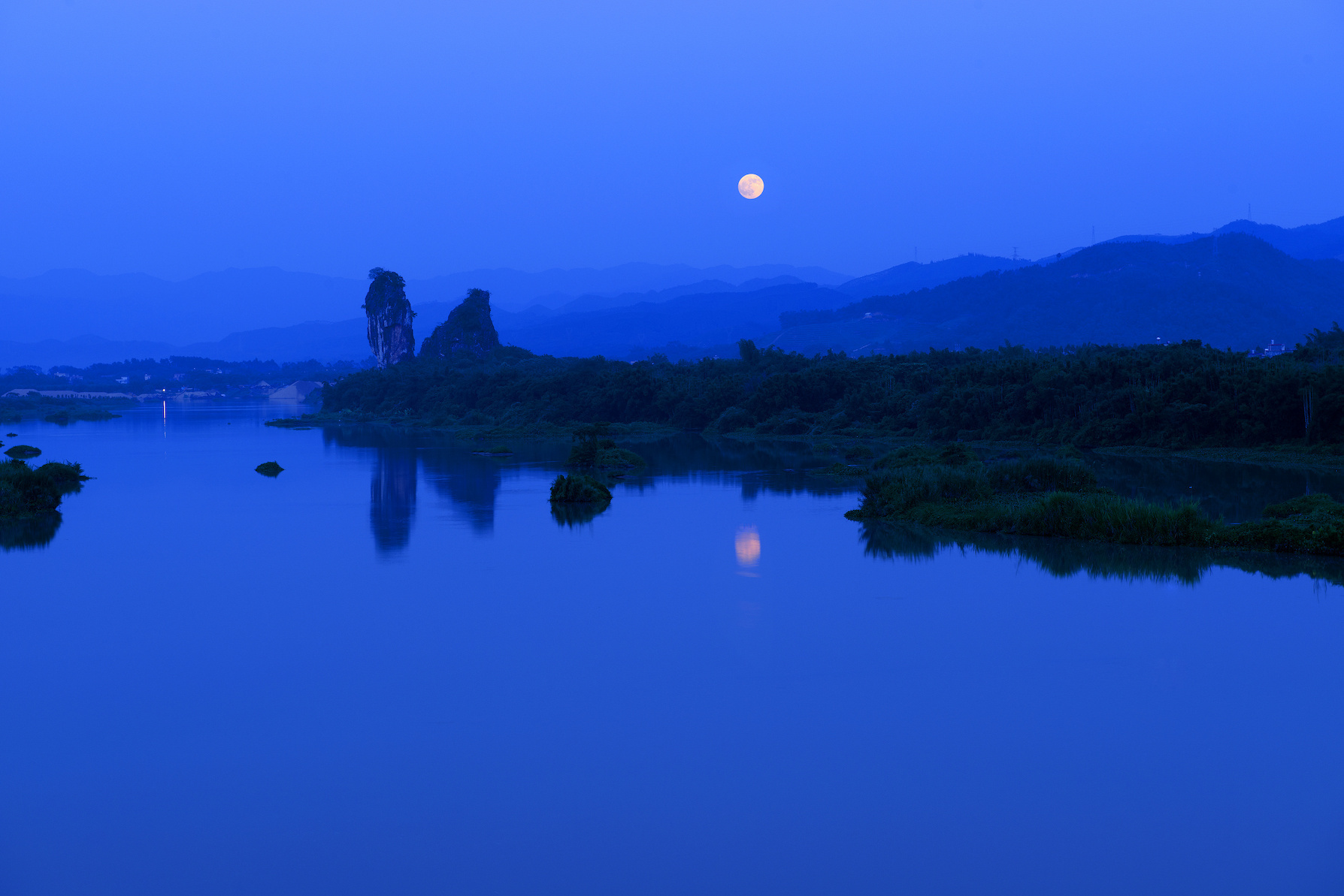 龙敏摄影《月是故乡明》