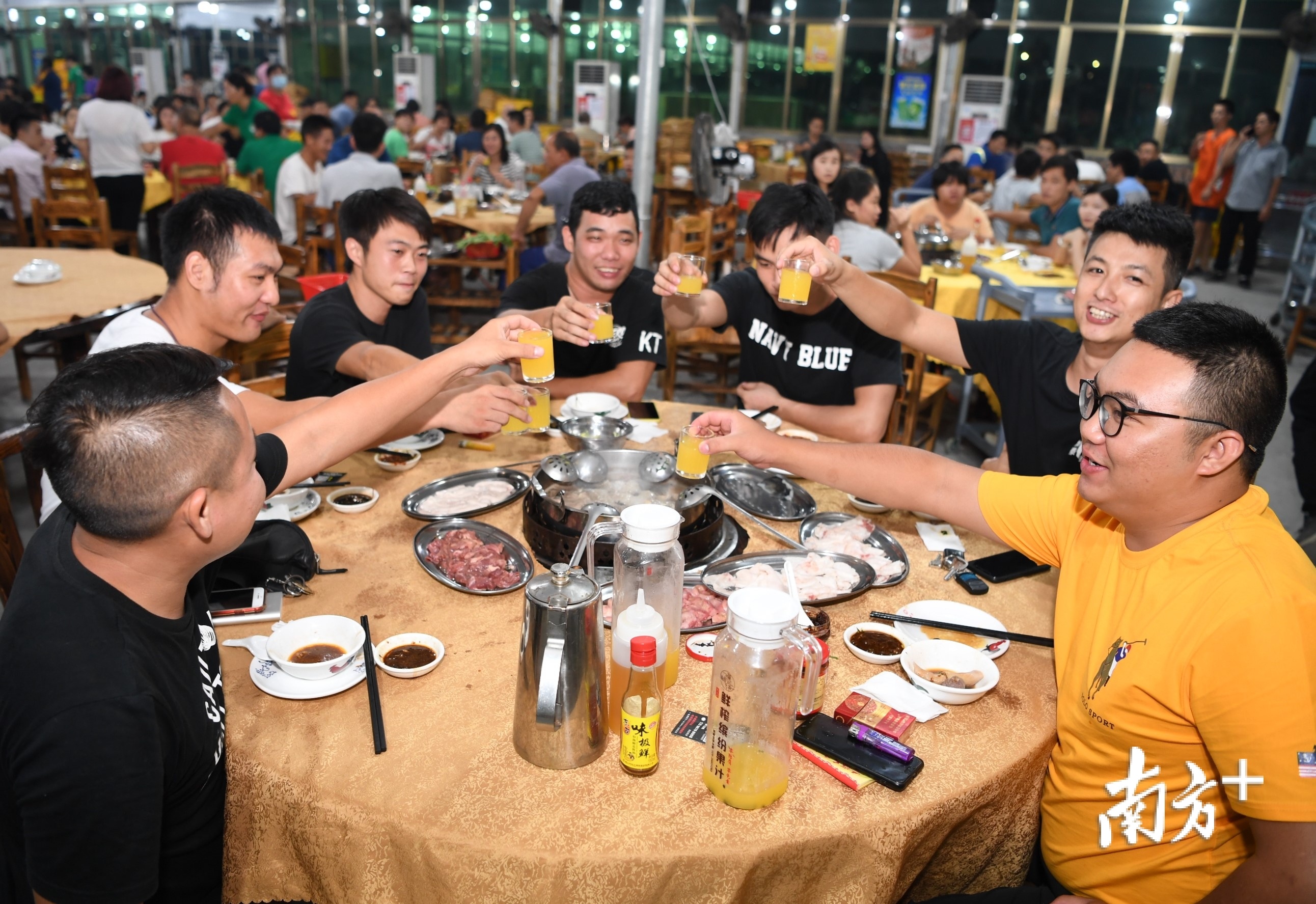 食客在牛肉餐厅内大快朵颐。