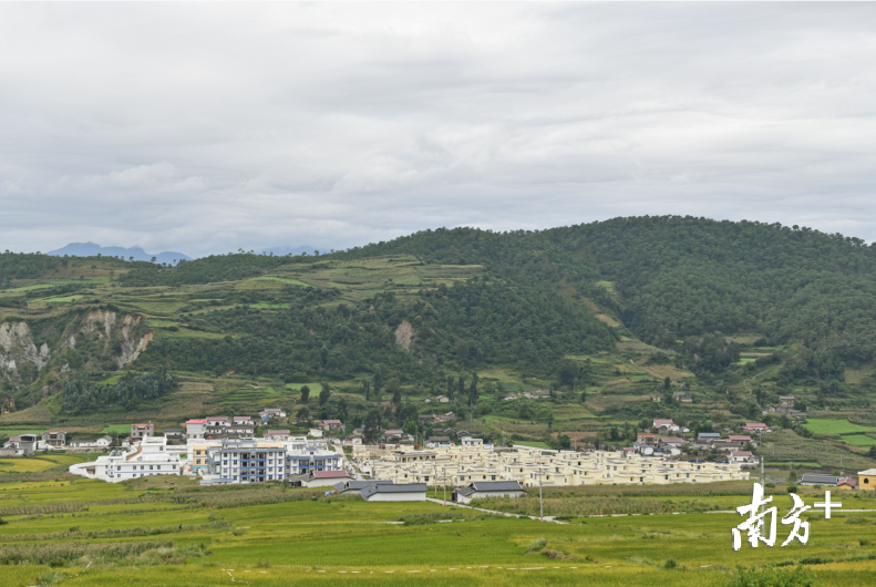 喜德县境内莽莽大山连绵起伏，从各乡镇通往县城的公路不发达，看病难是当地一大难。