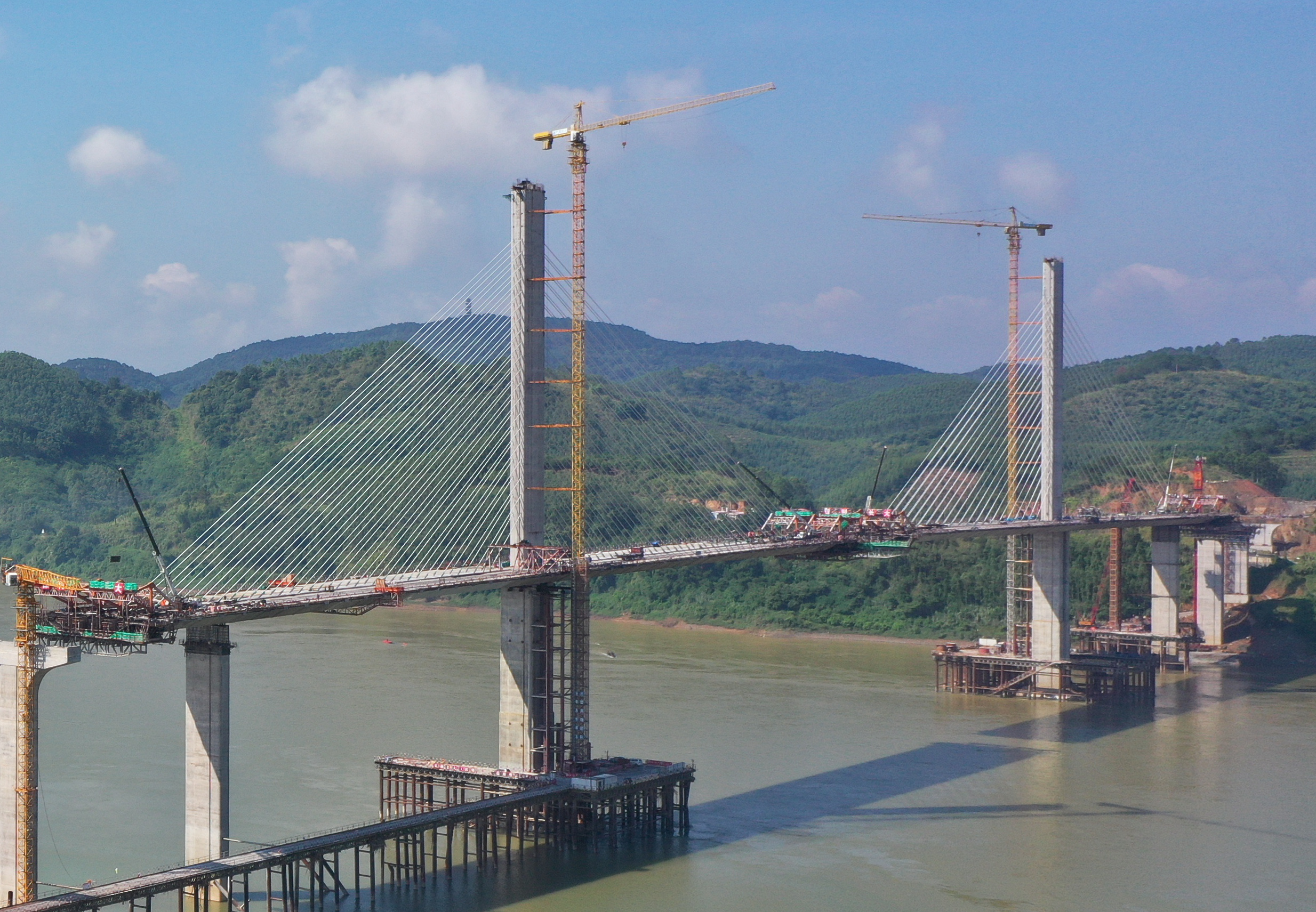 9月29日，怀阳高速西江特大桥提前合龙。通讯员供图。