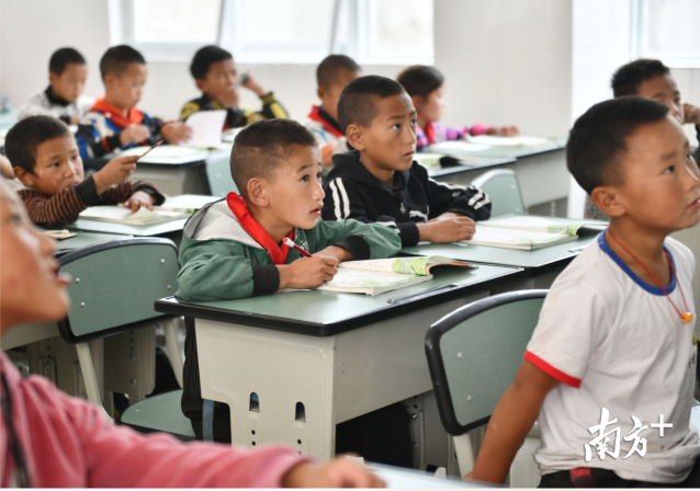 中坝小学，孩子们在崭新的教室里学习。