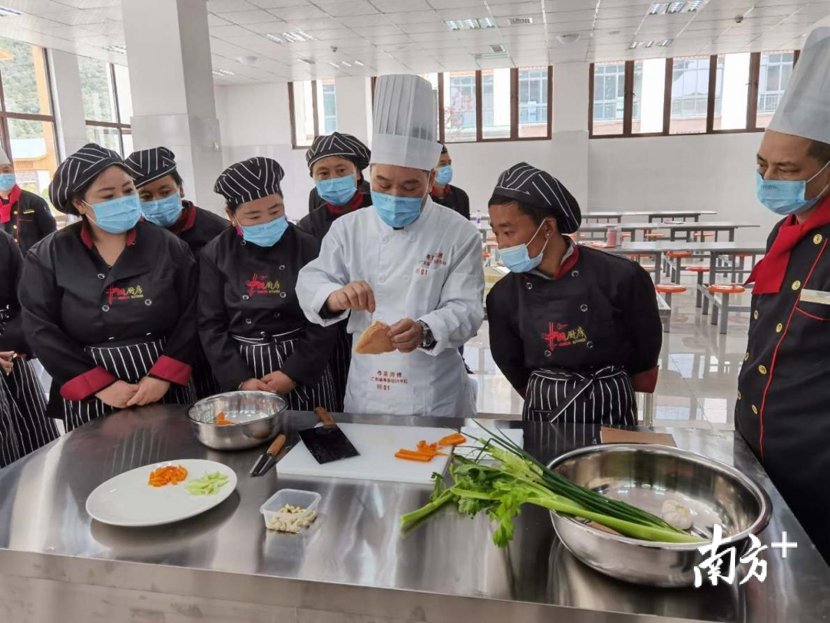 省级粤菜师傅大师工作室首席大师詹明亮先后两次赴藏参与“粤菜师傅”培训教学工作。