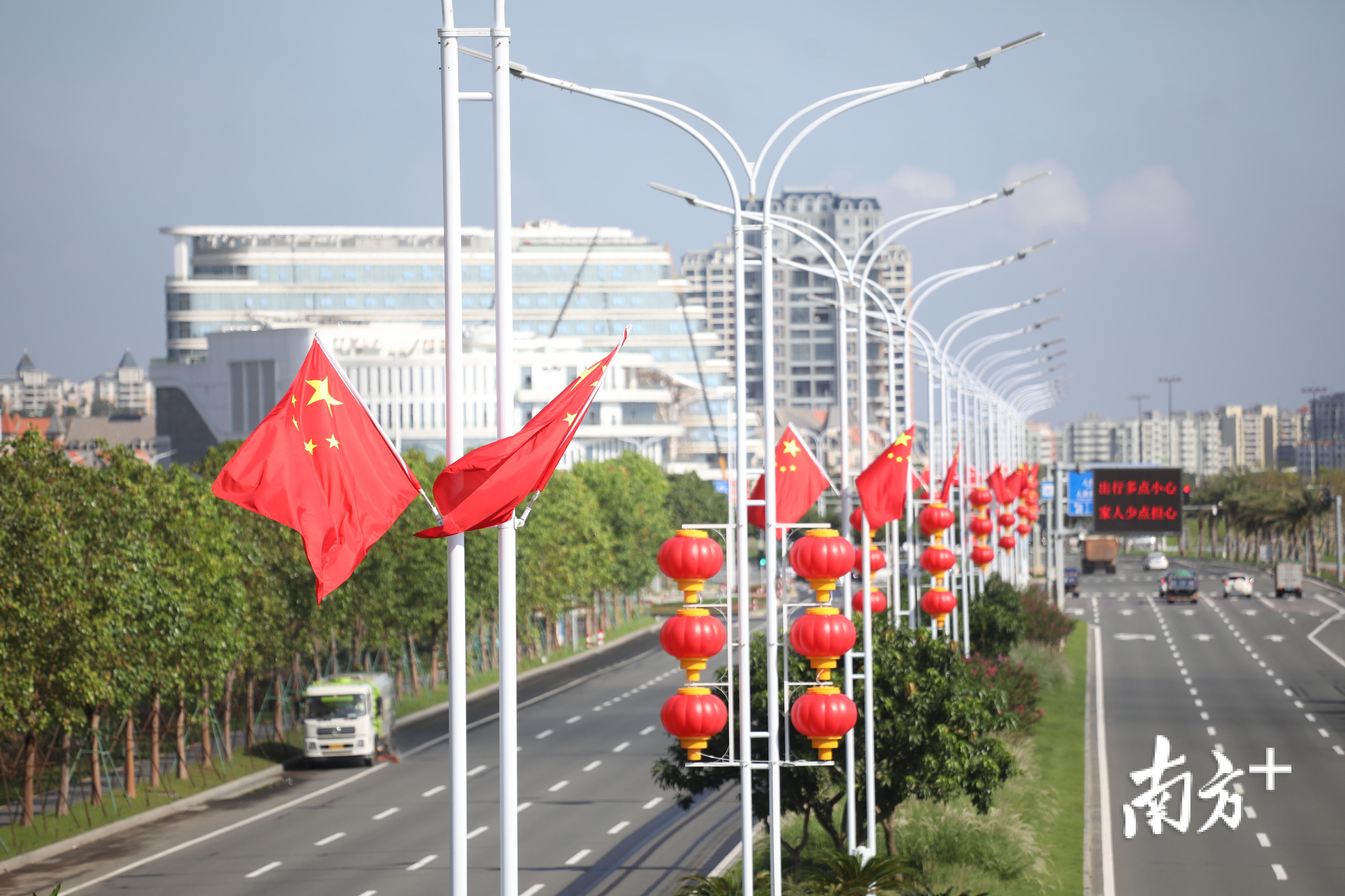 金湾区机场路，国旗与红灯笼相映成趣，节日气氛浓厚。