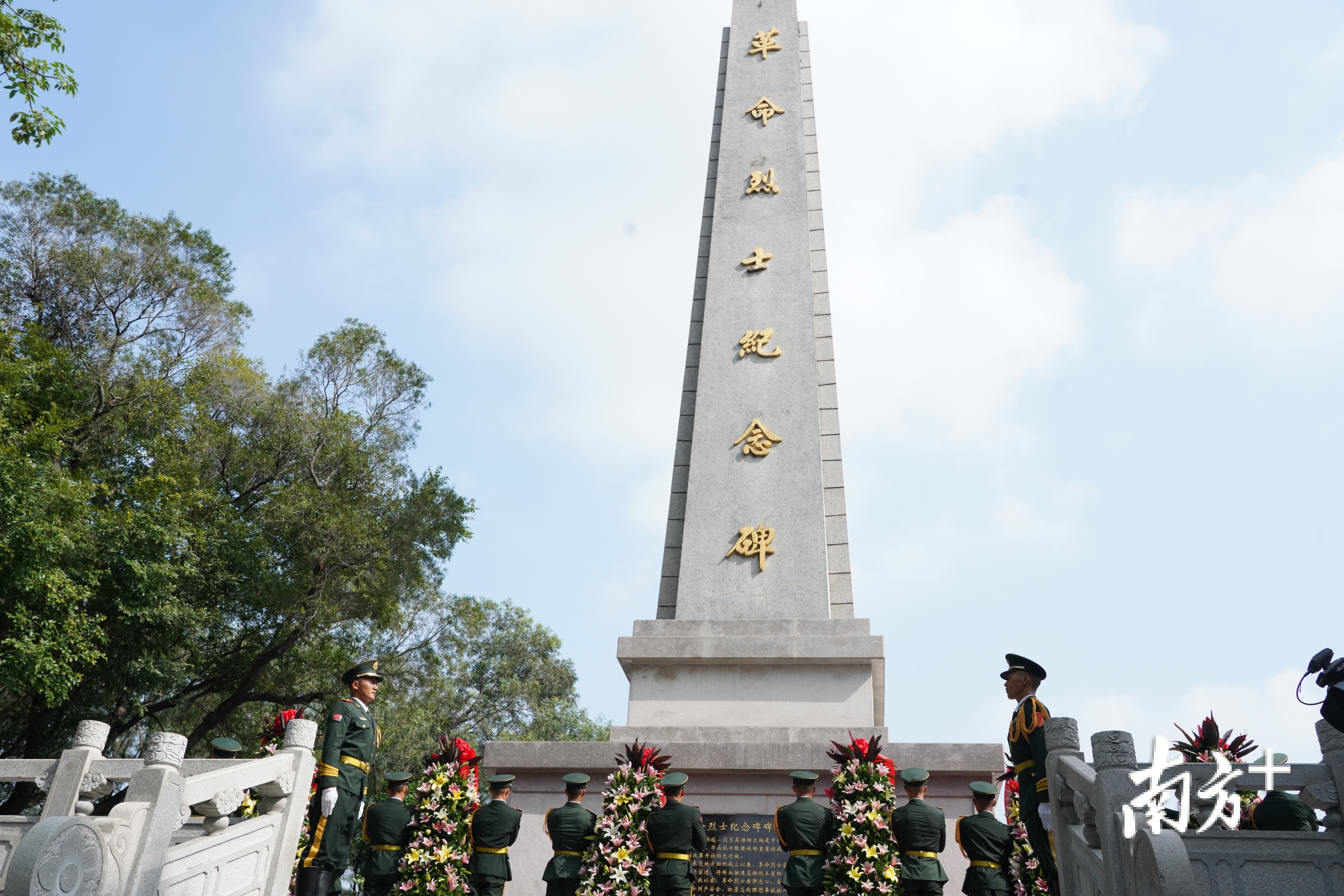 市各界群众代表500余人来到东莞人民公园革命烈士纪念碑广场