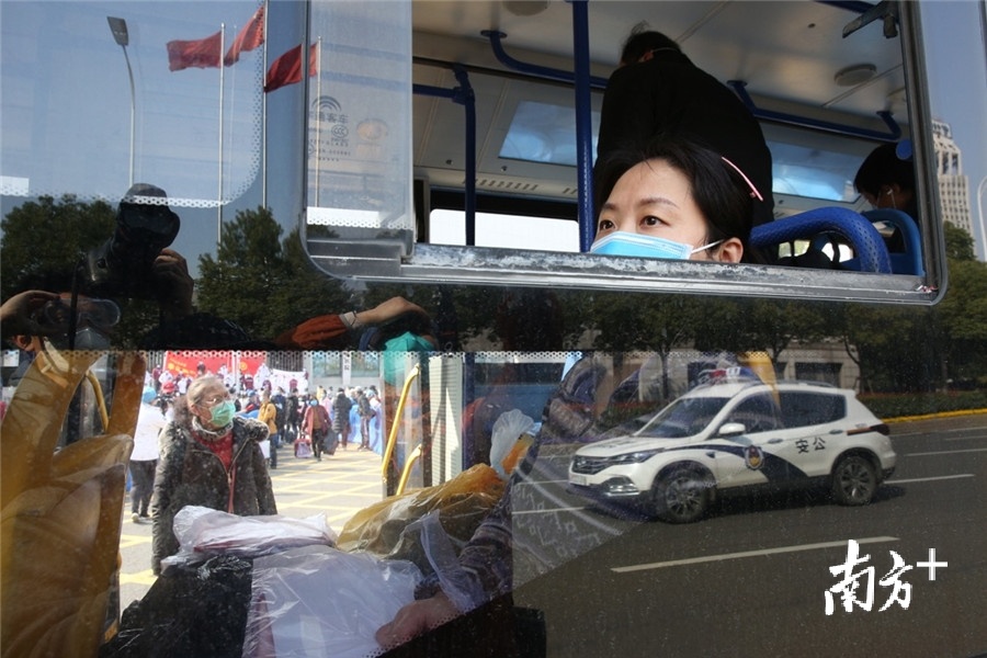 2020年3月10日，最后49名痊愈患者从洪山体育馆方舱医院出院。至此，武汉方舱医院全部休舱。 刘宇 摄