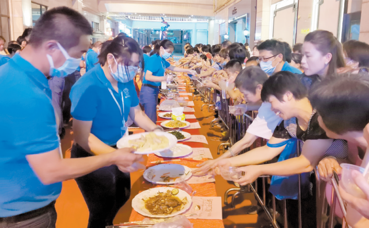 小区居民一起品尝邻居做的美食。严建广摄