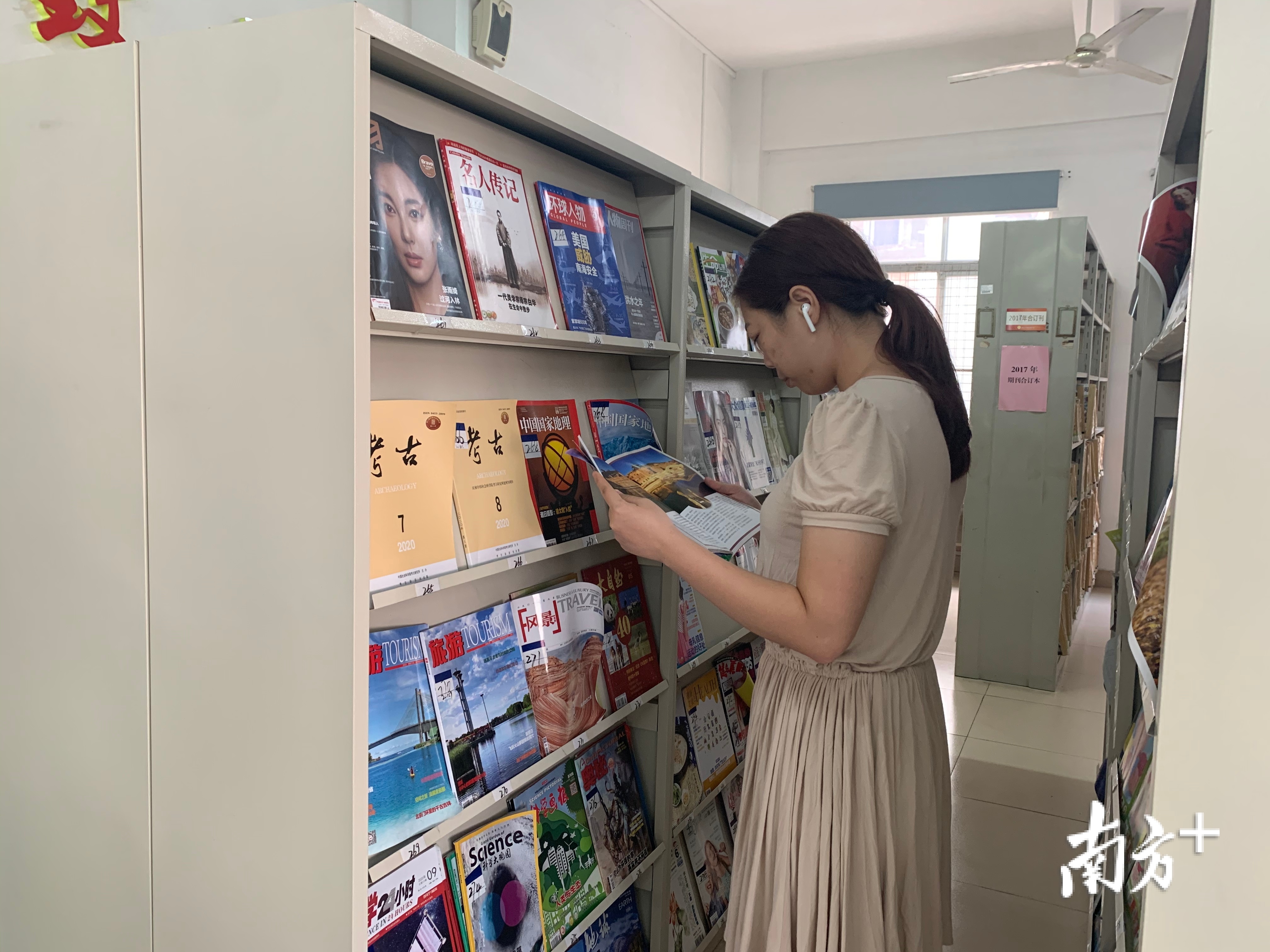 市民在高明区图书馆看书。高明区图书馆供图