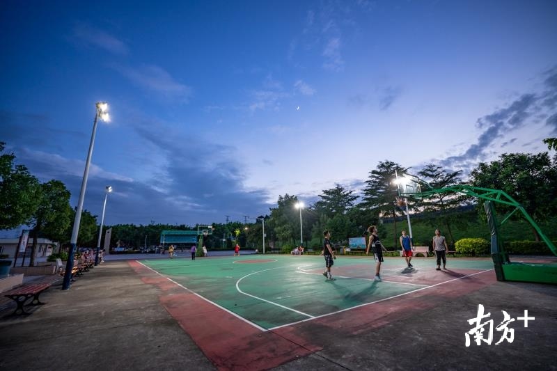 市民在星光体育公园打球。 市民在星光体育公园打球。