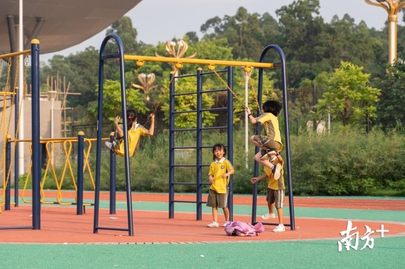 学生放学后来到新建的体育公园玩耍。 学生放学后来到新建的体育公园玩耍。