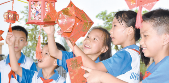江海实验小学学生自制的中秋花灯。梁丽琴摄