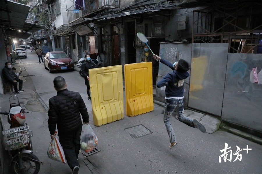 2020年3月28日，在江岸区港边巷，周子通和妈妈打羽毛球。 刘宇 摄