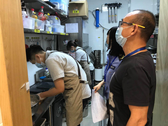 检查|“全民投票查餐厅”活动走进这两家饮品店！一起去现场看看↓