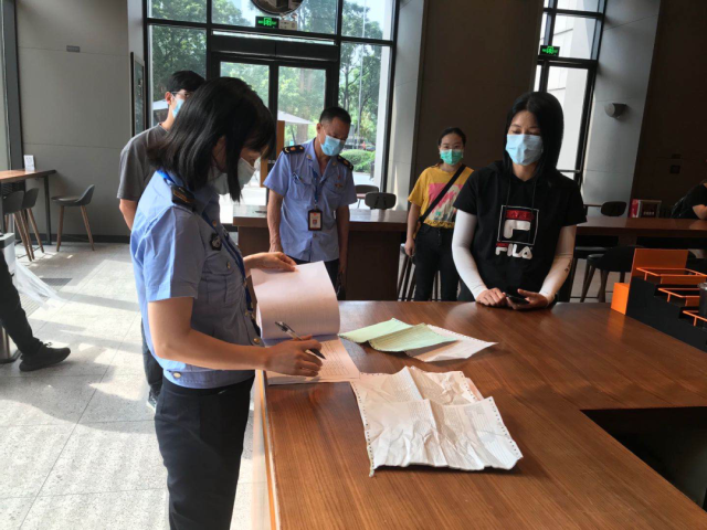 检查|“全民投票查餐厅”活动走进这两家饮品店！一起去现场看看↓