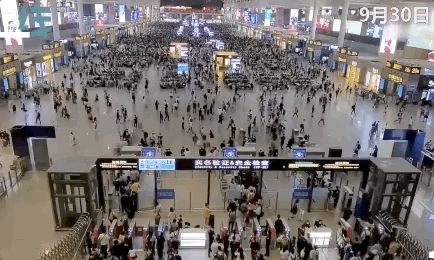 旅客|“这是迟到的春运！”十一假期多地车站出现同一幕，看哭网友