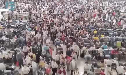 旅客|“这是迟到的春运！”十一假期多地车站出现同一幕，看哭网友