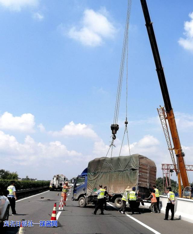 茂湛|高效！茂湛高速巧用茂湛扩建资源 快速处置货车侧翻事故