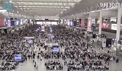 旅客|“这是迟到的春运！”十一假期多地车站出现同一幕，看哭网友