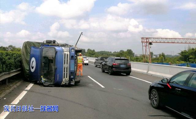 茂湛|高效！茂湛高速巧用茂湛扩建资源 快速处置货车侧翻事故