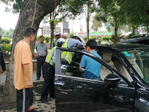 节日我在岗丨顽童车内受困 热心交警助其脱险