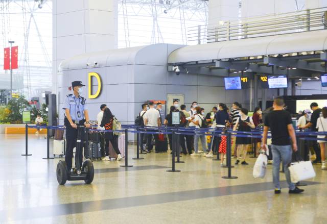 旅客|“双节”我在岗：广东机场民警严守“空中门户”，护航旅客出行