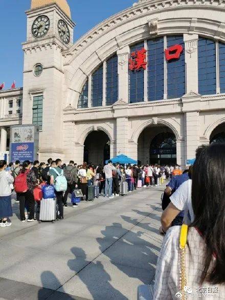 旅客|“这是迟到的春运！”十一假期多地车站出现同一幕，看哭网友