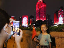 国庆中秋夜，市民赏灯玩灯笼节日气氛浓