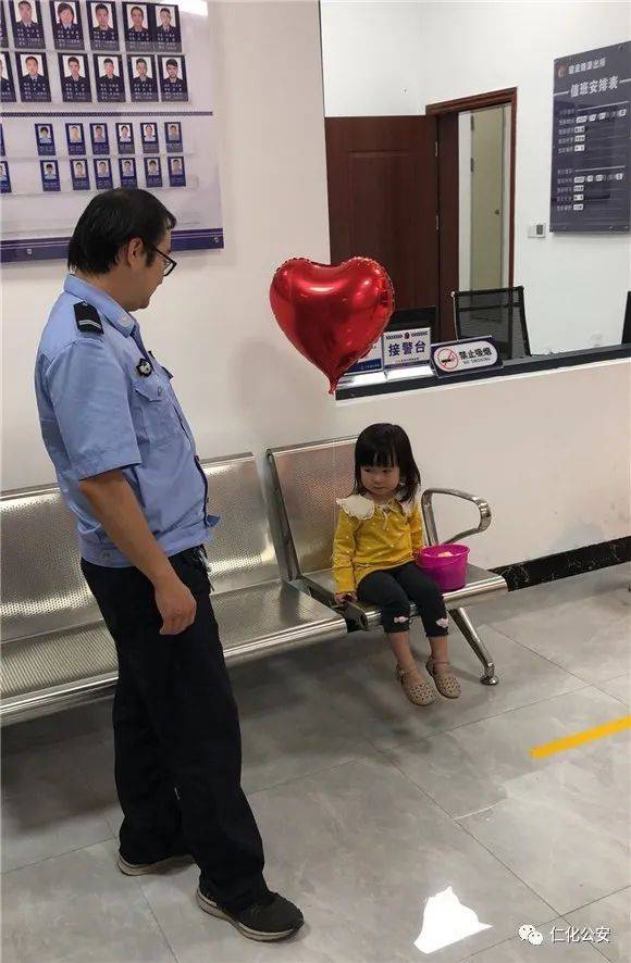 女童|2岁女童走失 众警合力助其回家