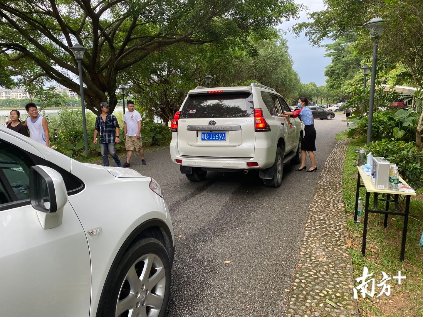 松湖广场车辆进出时进行体温检测 松湖广场车辆进出时进行体温检测