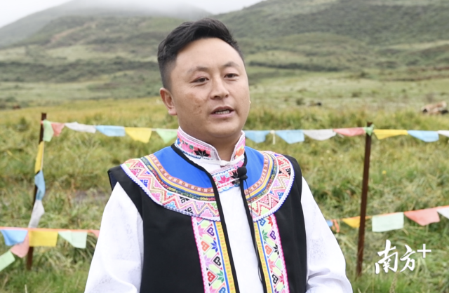 周志军是村子里最早创业的年轻人,他向记者阐述自己接下来的创业计划。 周志军是村子里最早创业的年轻人,他向记者阐述自己接下来的创业计划。