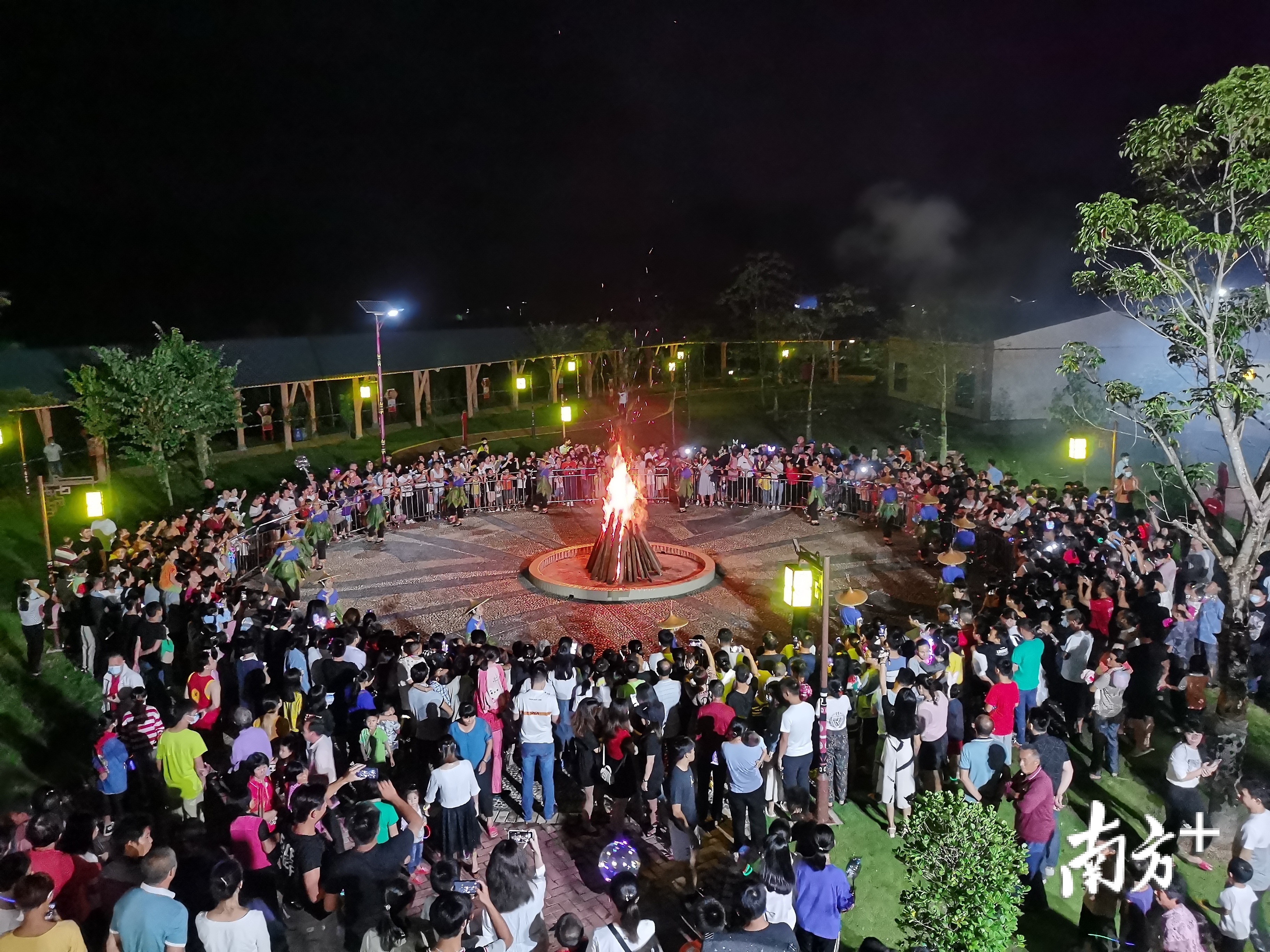 舞火狗”仪式上，瑶乡少女围火歌舞。