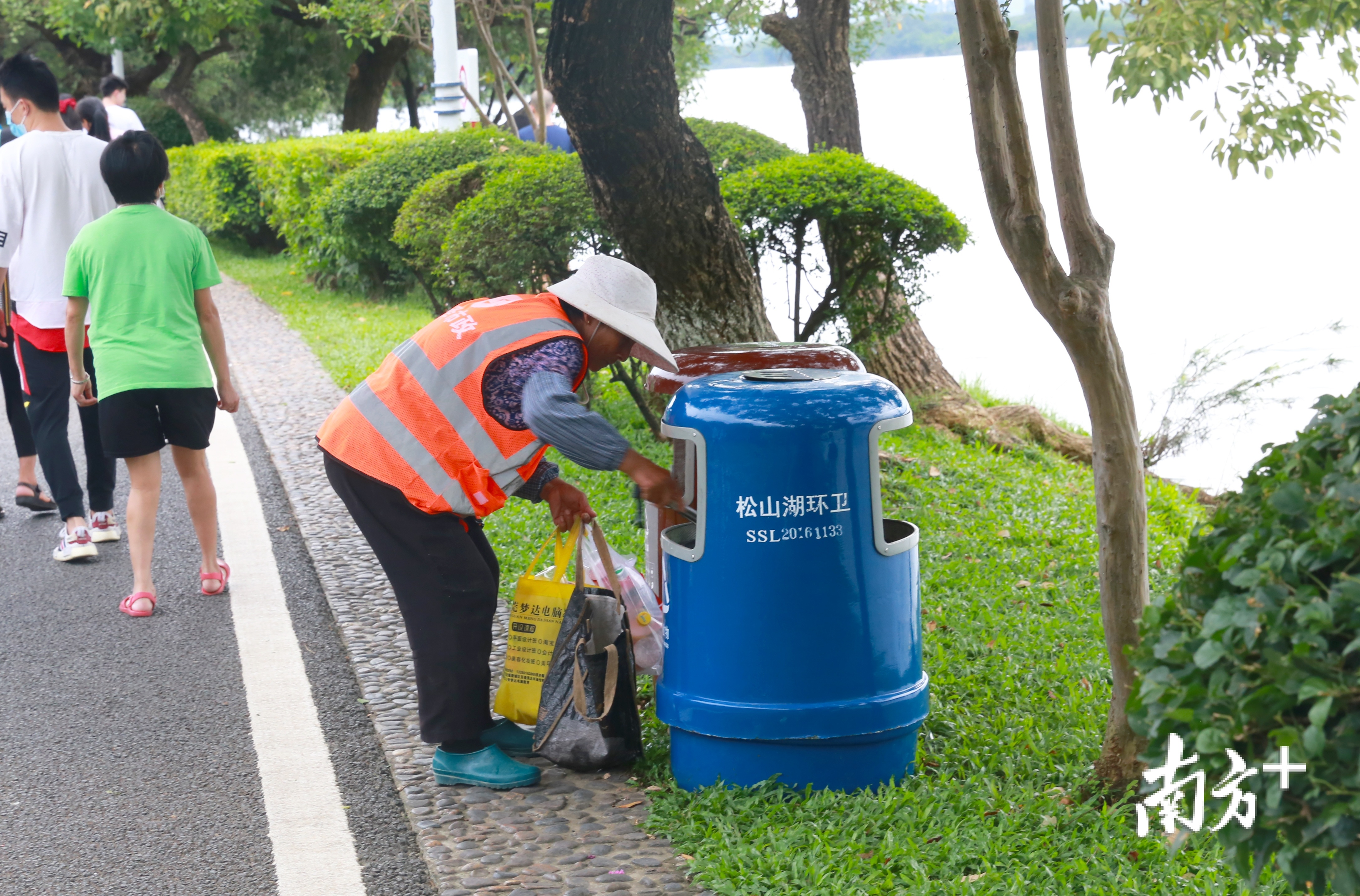 环卫工人处理景点垃圾 环卫工人处理景点垃圾