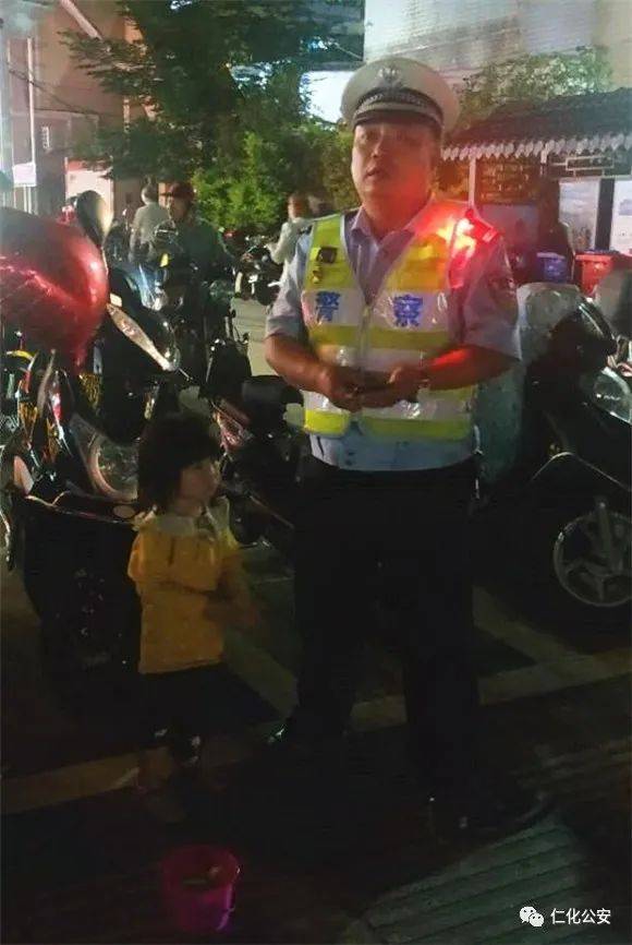 女童|2岁女童走失 众警合力助其回家