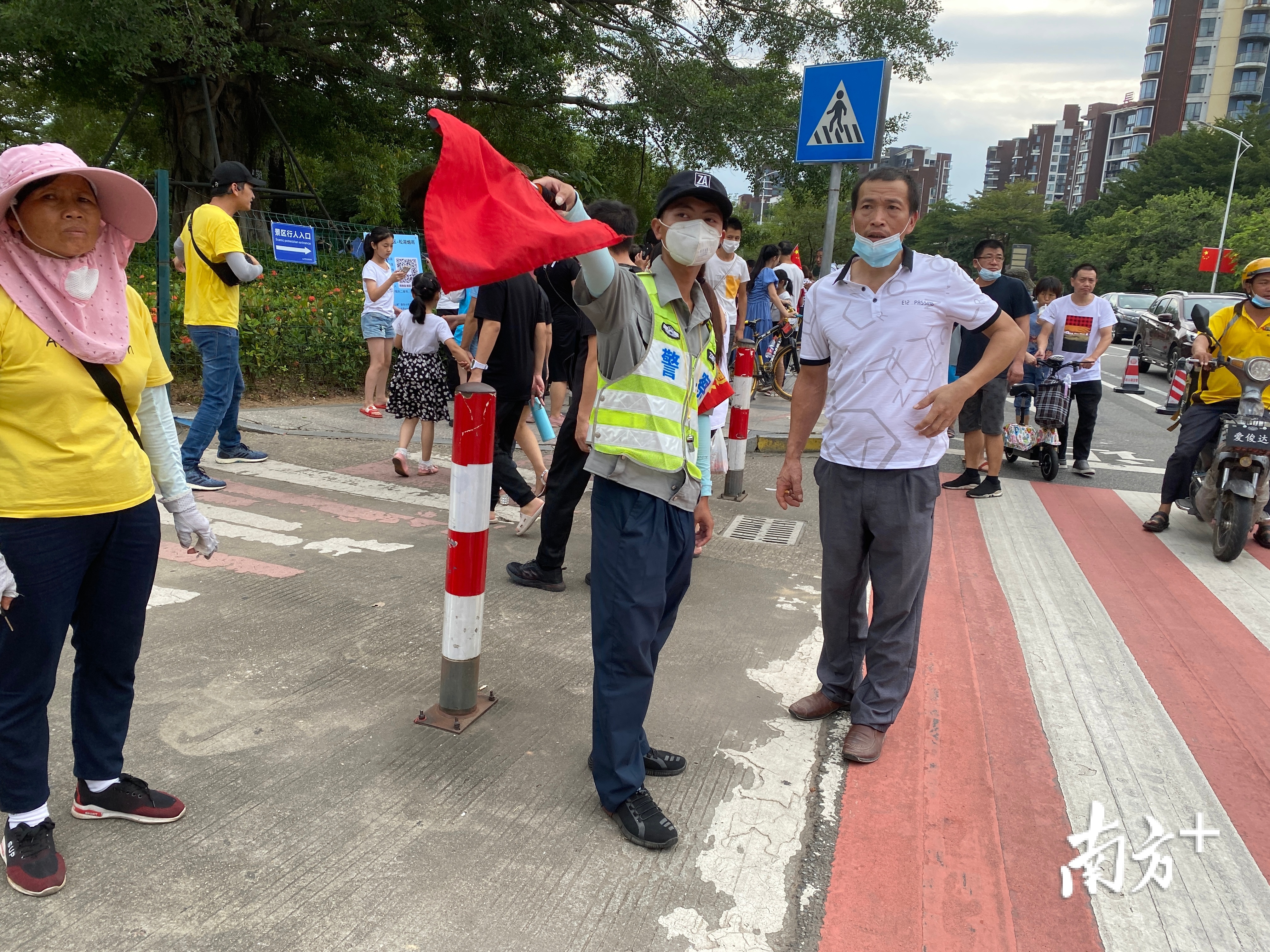 公安分局相关工作人员为市民指路 公安分局相关工作人员为市民指路