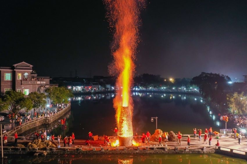 国庆节、中秋节“双节合一”,南海西樵松塘村一年一度传统民俗活动烧番塔亦如期而至。通讯员供图 国庆节、中秋节“双节合一”,南海西樵松塘村一年一度传统民俗活动烧番塔亦如期而至。通讯员供图