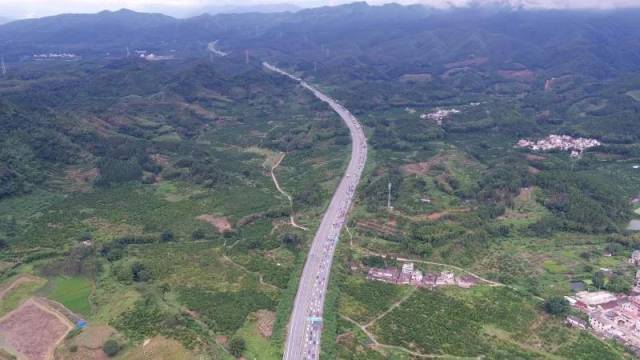 路段|国庆首日，我市高速公路车流量超40万辆次！