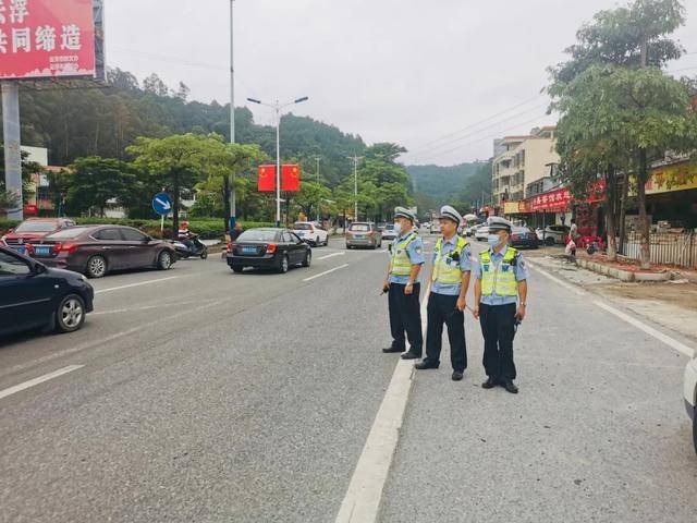 交警|国庆我在岗| 市区交警坚守岗位 护你平安行