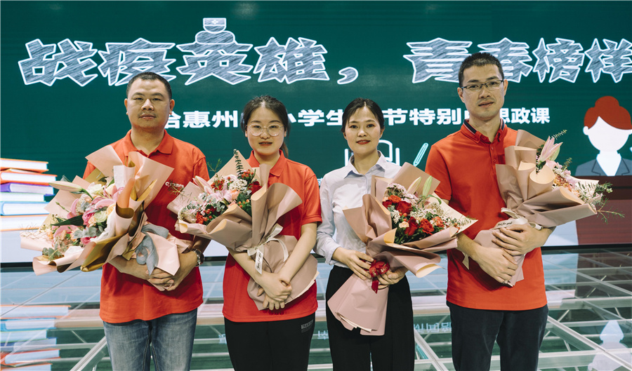 左二为刘家怡。王昌辉 摄 左二为刘家怡。王昌辉 摄