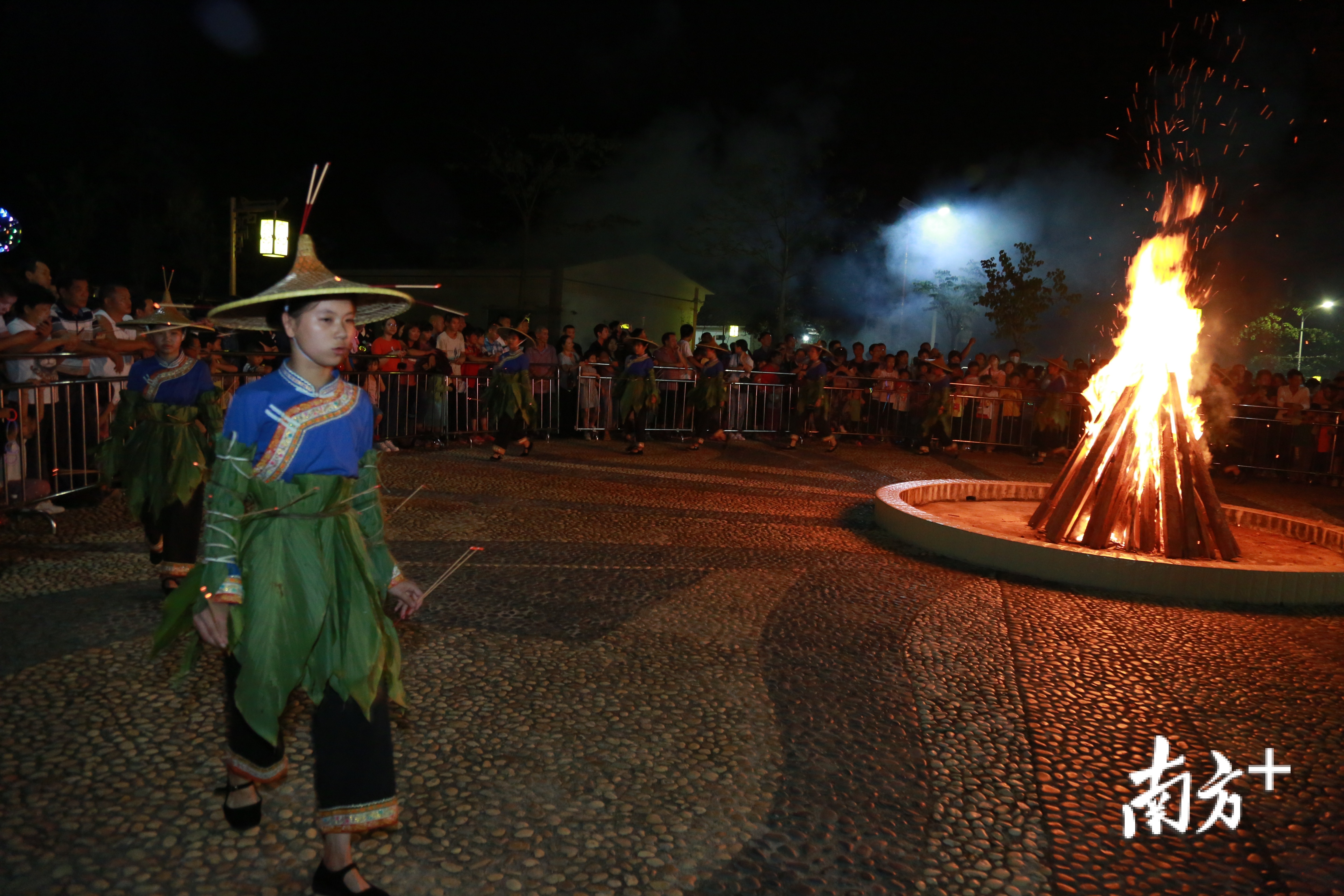 瑶乡少女围火歌舞“舞火狗”。
