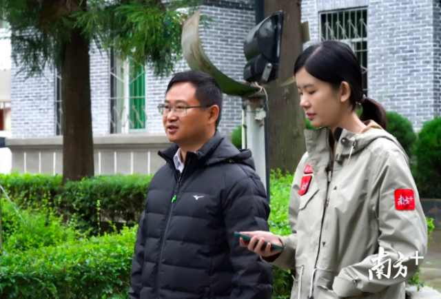 禅城区委常委,昭觉县委常委、副县长徐航接受南方+记者采访。田人心 摄 禅城区委常委,昭觉县委常委、副县长徐航接受南方+记者采访。田人心 摄