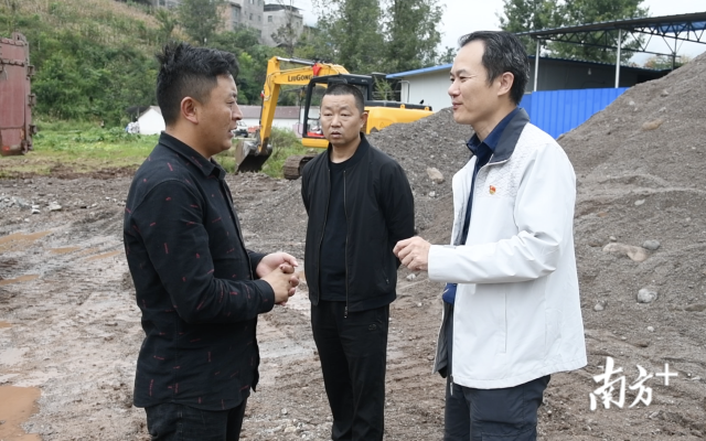 陈再勋(右一)与致富带头人交谈。 陈再勋(右一)与致富带头人交谈。