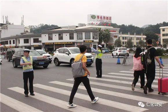 景区|【“双节”我在岗】丹霞山景区的那一抹靓丽“警”色