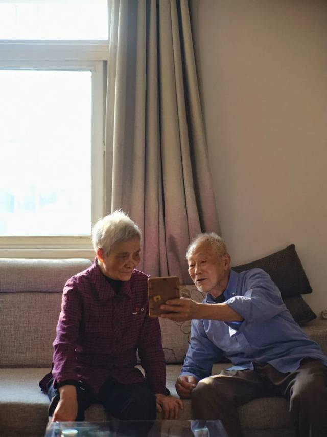 卢俊|让网友看哭的武汉老夫妻，7个月后终于见到一个人的真颜