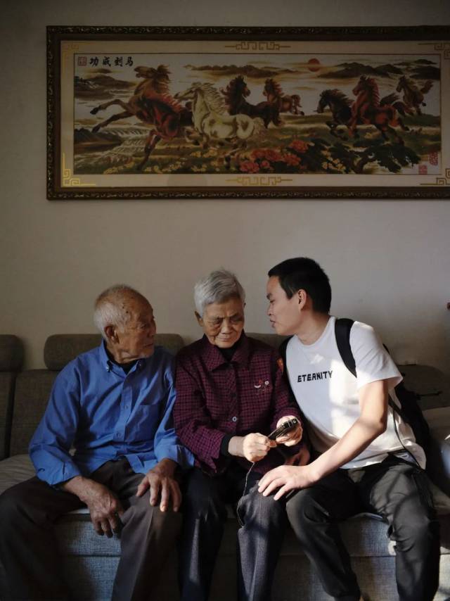 卢俊|让网友看哭的武汉老夫妻，7个月后终于见到一个人的真颜