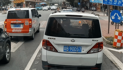 消防车|什么情况？消防车持续鸣笛，这俩车却迟迟不避让！结果来了