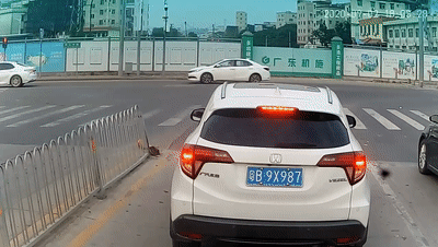 消防车|什么情况？消防车持续鸣笛，这俩车却迟迟不避让！结果来了