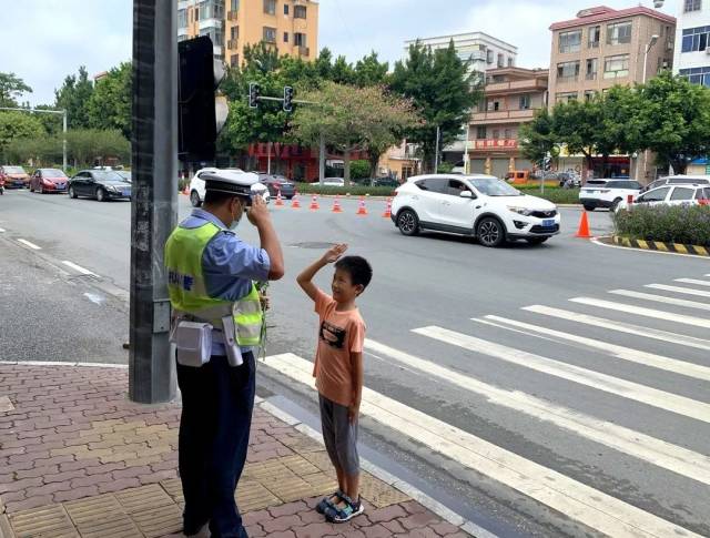 执勤|【节日我在岗】双节执勤忙，警方暖心房